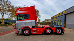 20251019-Tom-Holding-00167